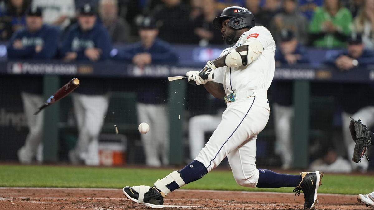 El jardinero izquierdo de los Marineros, Randy Arozarena (56), rompe su bate en una bola de foul contra los Tigres de Detroit, en el partido celebrado el 10 de octubre de 2025 en el quinto to juego de la  Serie Divisional de la Liga Americana en Seattle. 