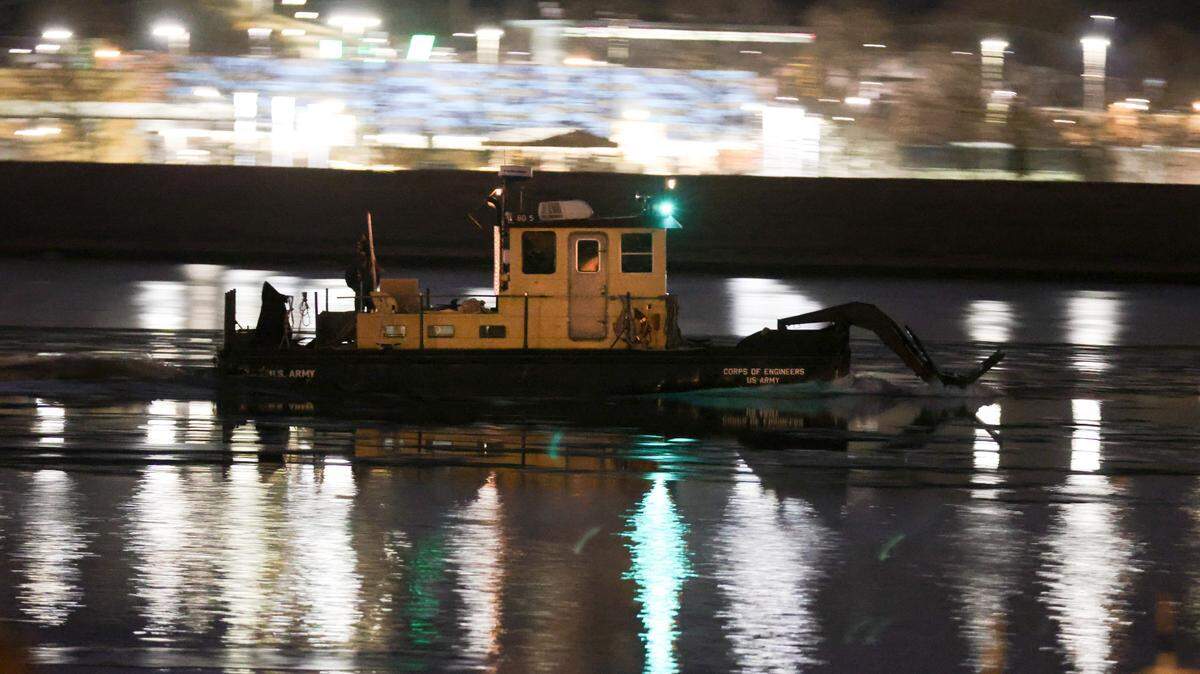 Una embarcación del Cuerpo de Ingenieros del Ejército de EEUU rompe el hielo en el río Potomac en Washington, D.C., el 29 de enero de 2025, para facilitar las labores de rescate tras la colisión de una aeronave comercial y un helicóptero sobre el río Potomac, cerca del Aeropuerto Nacional Ronald Reagan. 