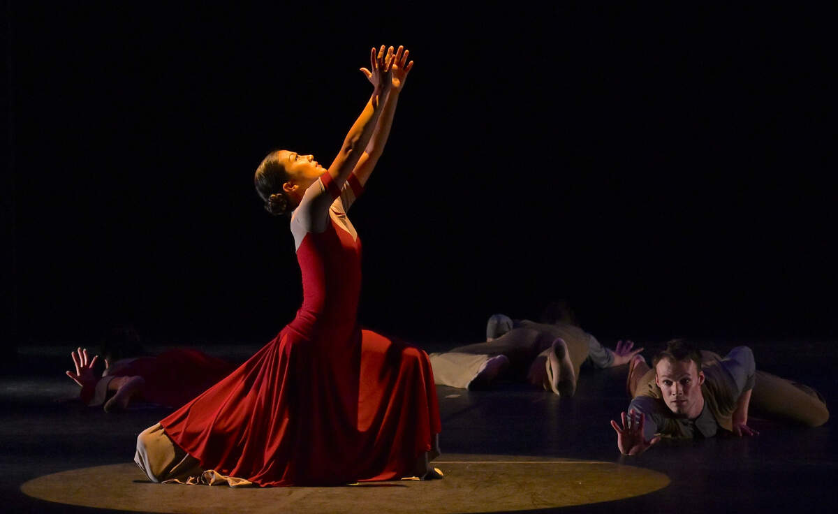 Allyn Ginns Ayers (al centro) en “Anusim” de Baumgarten y Salterini. En el piso (de izq. a derecha): Isabelle Haas, David Harris y Matthew Huefner. 