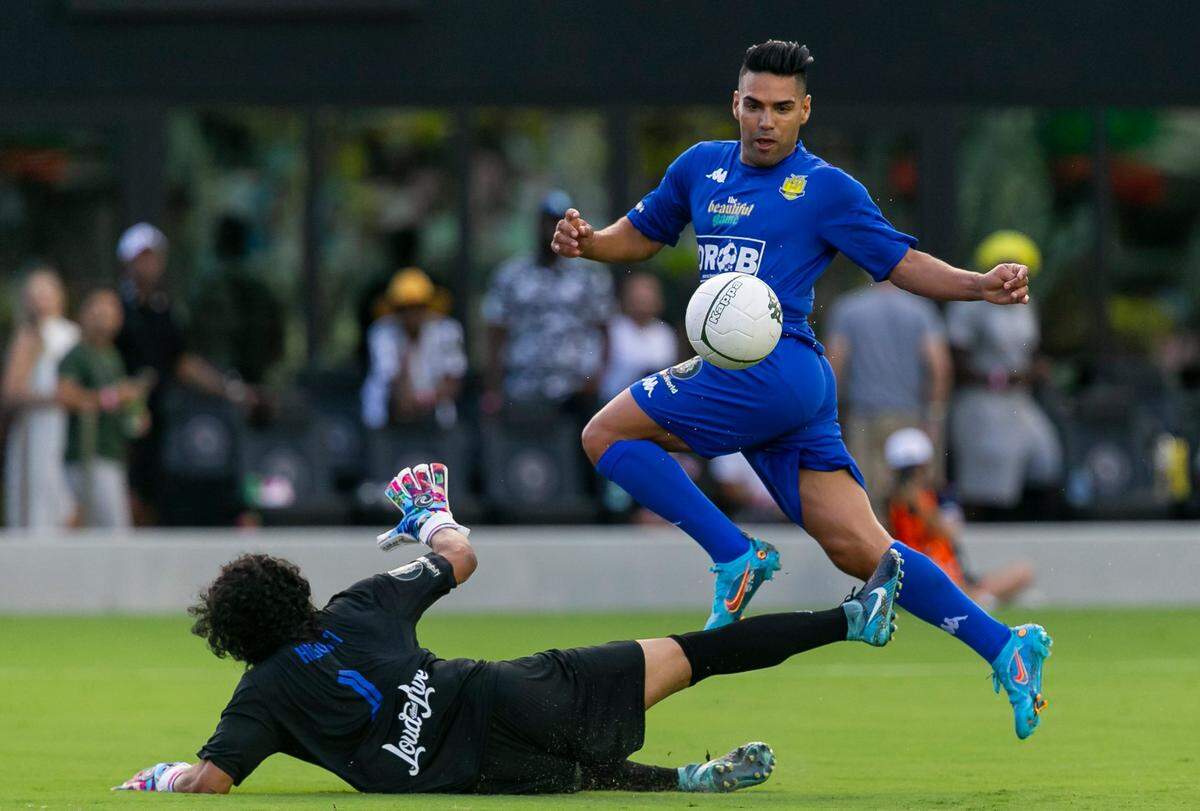 Radamel Falcao (9) anota un gol contra René Higuita durante la primera mitad de “The Beautiful Game’’, un partido amistoso celebrado el 18 de junio de 2022 en Fort. Lauderdale, Florida.