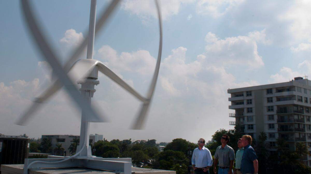 Interstate Asphalt en Ft. Lauderdale ha instalado una turbina de viento que forma parte de proyecto de energía alternativa de la Universidad de Tufts.
