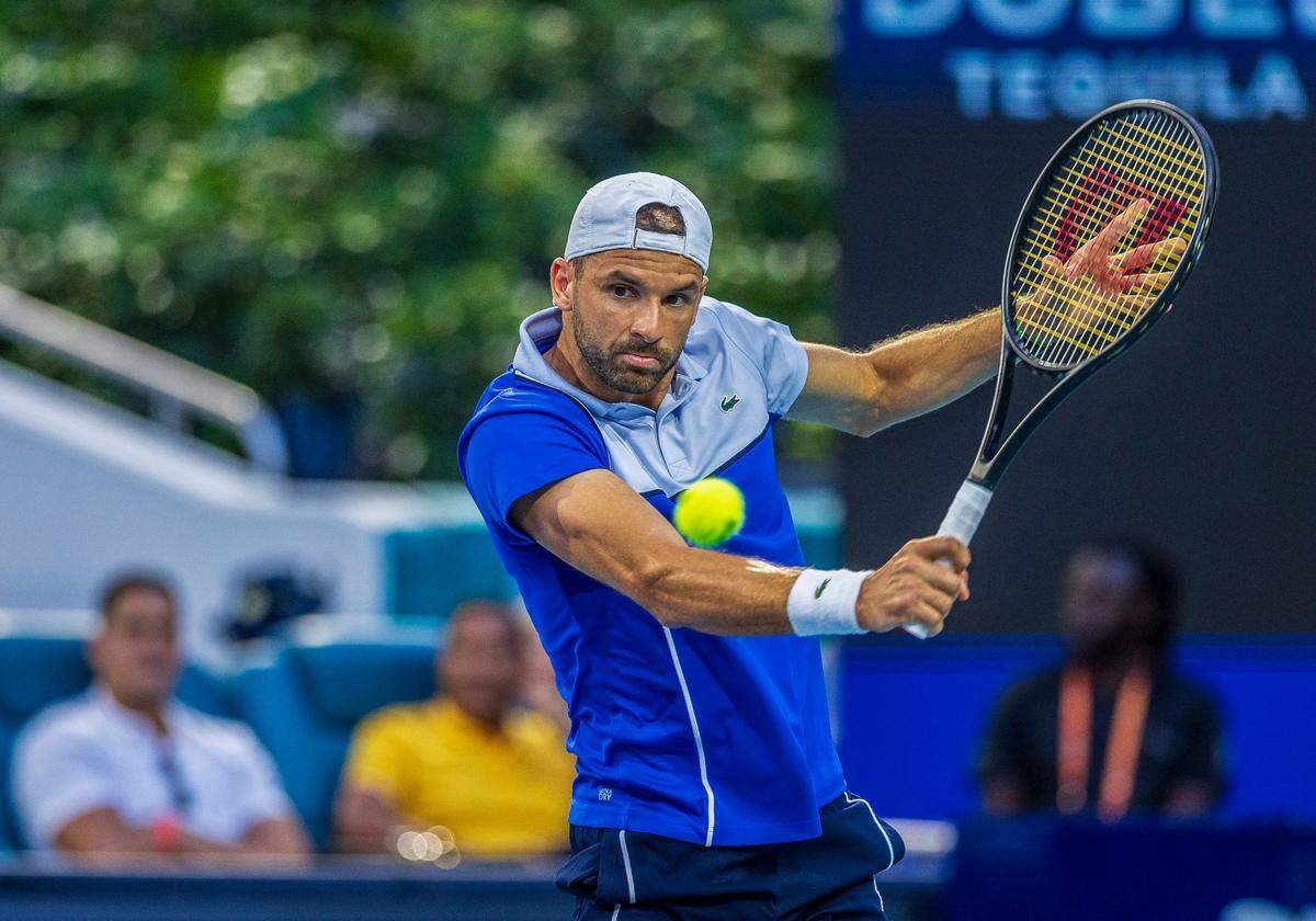 El búlgaro Grigor Dimitrov retorna una pelota ante el alemán Alexander Zverev, en el partido de semifinal celebrado el 29 de marzo de 2024 en el Hard Rock Stadium en Miami Gardens, Florida.