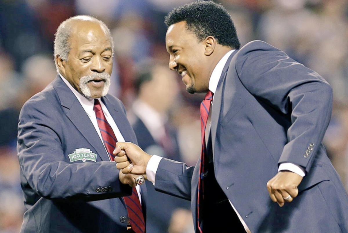 Luis Tiant (izq.) y el miembro del Salón de la Fama, el dominicano Pedro Martínez, comparten en una actividad en el Fenway Park de Boston.
