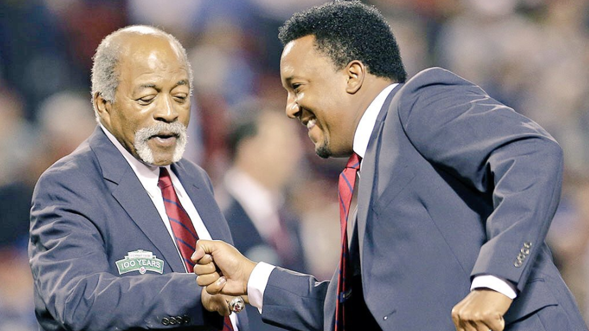 Luis Tiant (izq.) y el miembro del Salón de la Fama, el dominicano Pedro Martínez, comparten en una actividad en el Fenway Park de Boston. 