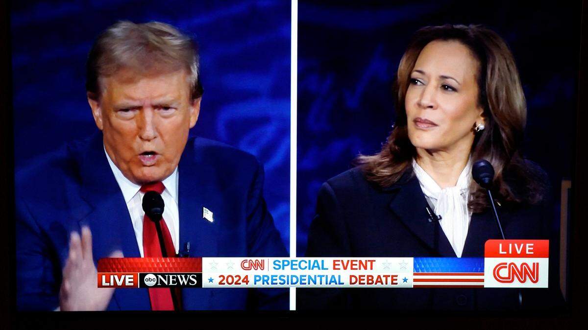 El expresidente Donal Trump y la vicepresidenta Kamala Harris durante el debate presidencial el 10 de septiembre. Trump y sus partidarios han dicho que Harris quería otorgar beneficios de salud gratuitos, pagados por los contribuyentes, a inmigrantes en el país sin permiso legal. Pero esta declaración omite detalles clave.