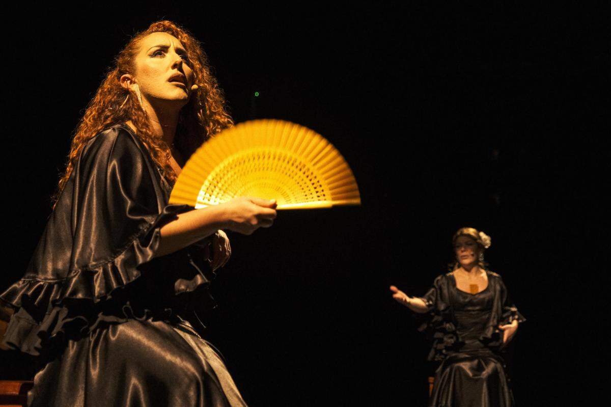 Rosa Linero (al frente) y Fabiola Santiago en “Lo Preciso”. 