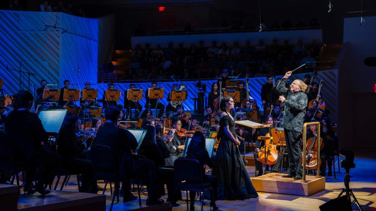 La actriz británica Daisy Ridley y Stéphane Denève, al frente de la New World Symphony.