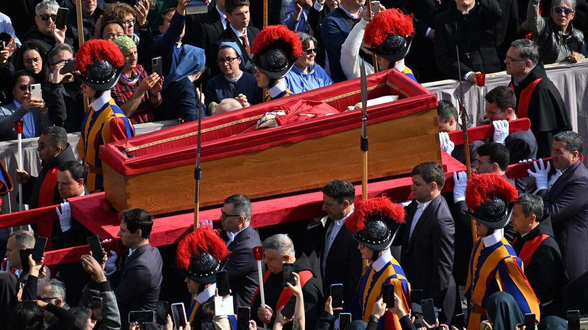 Los restos mortales del Papa Francisco han sido trasladados a la Basílica de San Pedro, Vaticano, el 23 de abril de 2025, donde su cuerpo será velado para que los fieles puedan presentar sus respetos hasta su funeral. 