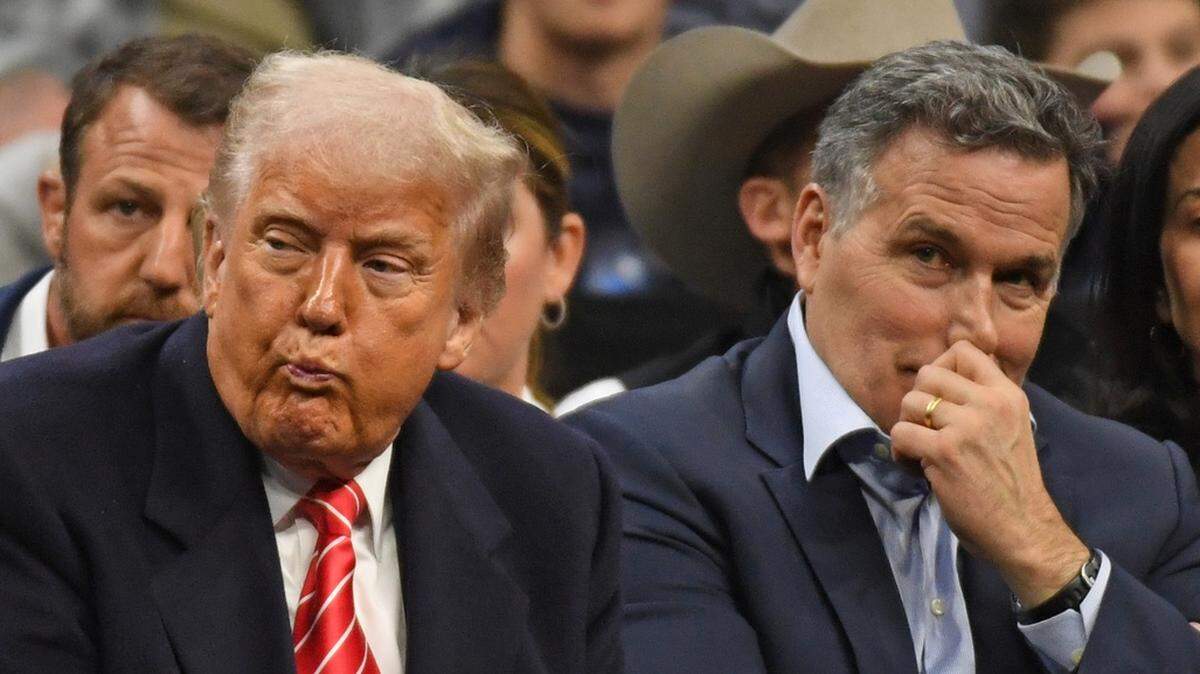 El presidente Donald Trump, acompañado del senador federal Dave McCormick (der.), asiste a un encuentro de lucha libre universitario en Filadelfia, Pensilvania, el sábado 22 de marzo de 2025.