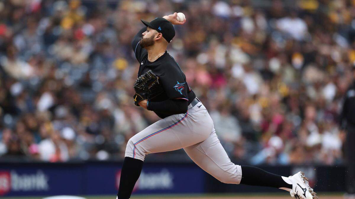 El abridor de los Marlins Pablo López lanza en el primer inning del partido ante los Padres, el 7 de mayo de 2022 en San Diego.