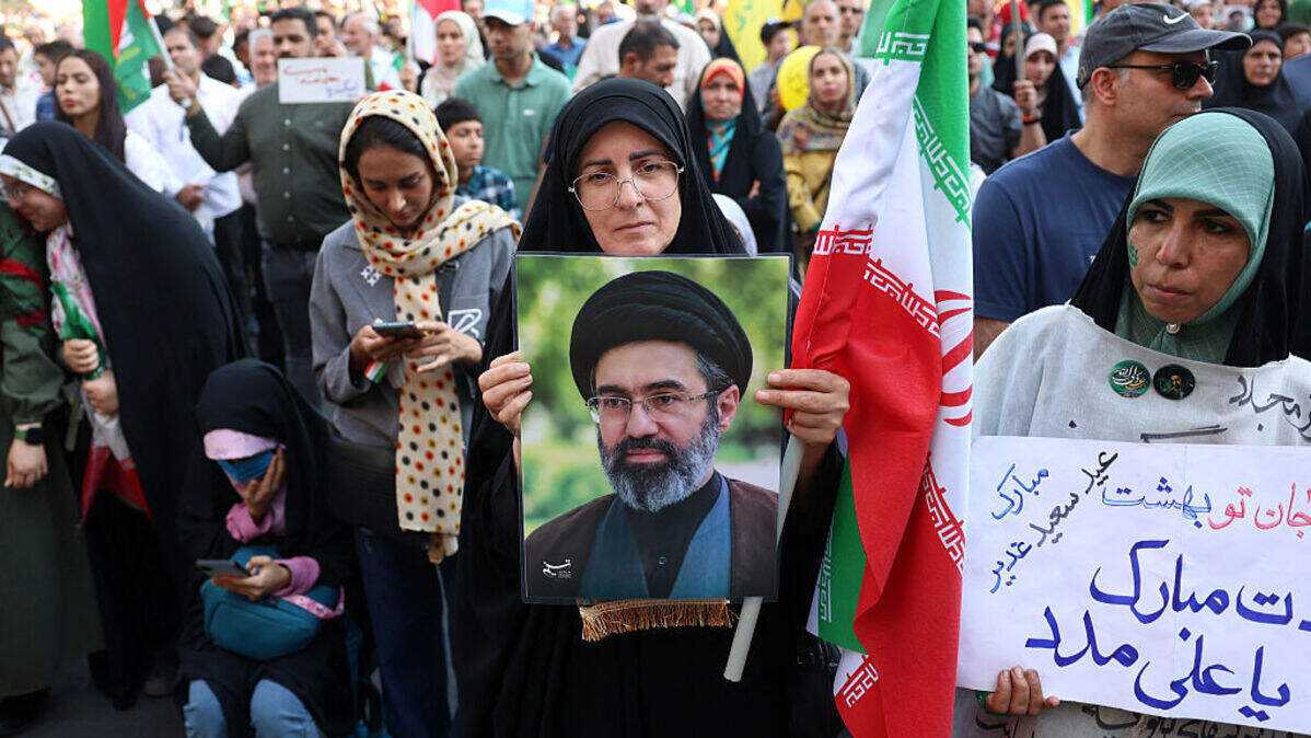 Un grupo de iraníes participa en una concentración en apoyo al líder supremo del país, Mojtaba Jamenei, y conmemora el Eid al-Ghadir en Teherán el jueves, 4 de junio de 2026. El Eid al-Ghadir conmemora los sucesos de Ghadir al-Khumm, durante los cuales los chiitas creen que el profeta Mahoma nombró a Ali ibn Abi Talib —su primo y yerno, y uno de los primeros musulmanes— como su sucesor.