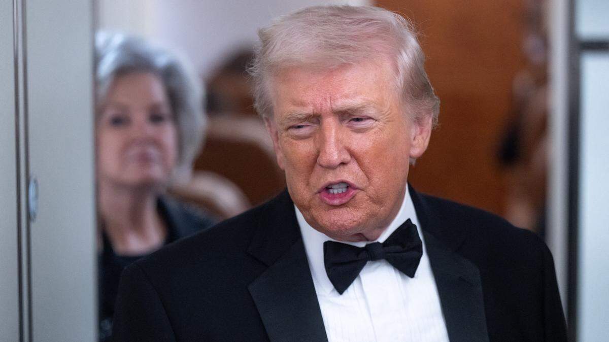 El presidente de Estados Unidos, Donald Trump, habla con miembros de la prensa a bordo del Air Force One durante su viaje de Washington, DC, a West Palm Beach, Florida, el 31 de enero de 2026.
