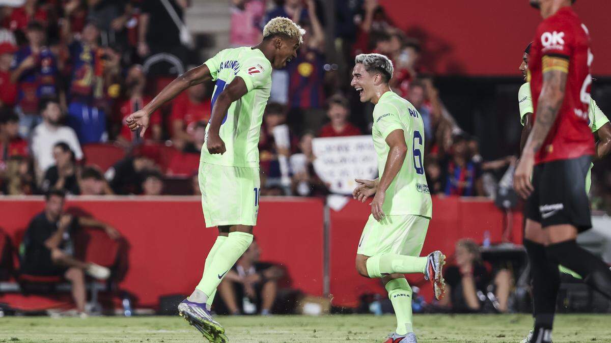 El delantero de Barcelona Lamine Yamal (izq.) celebra un gol ante el Mallorca, en el partido de la liga española efectuado el 16 de agosto de 2025 en Mallorca.