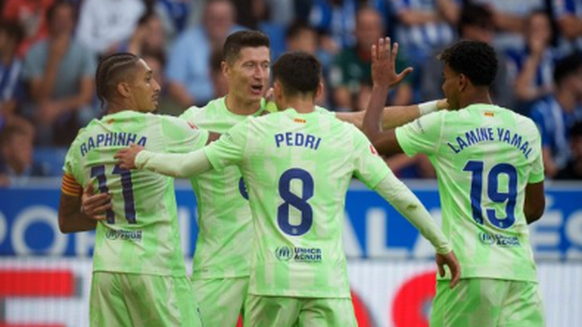 Con un triplete del polaco Robert Lewandowski (al fondo), Barcelona derrotó 3-0 al Alavés el domingo en la liga española.