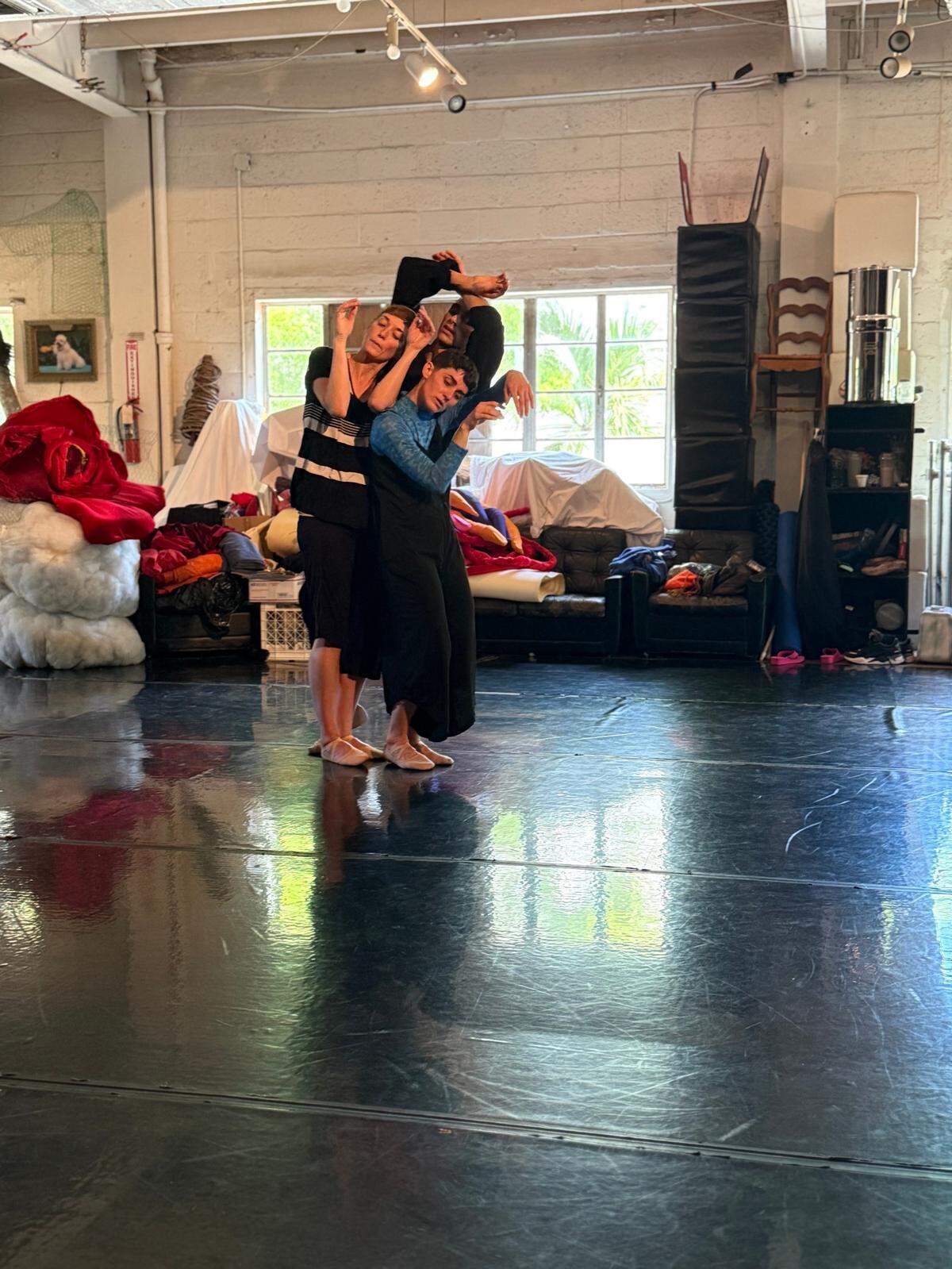 Amy Trieger, Isaiah González y Meredith Barton ensayando “GULF” en el 6th Street Dance Studio, sede de brigid baker wholeproject.