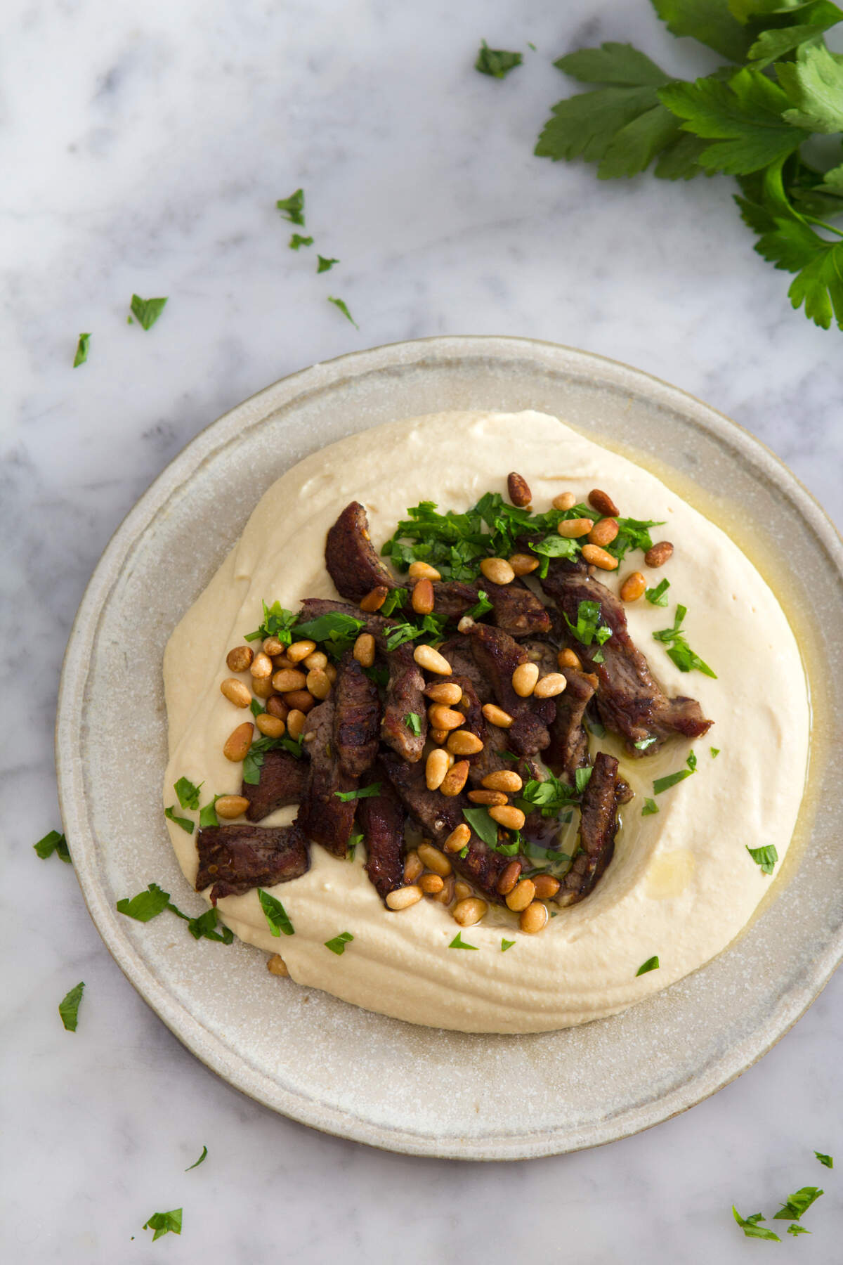 Mi receta la traje de un viaje a Israel, aunque luego leí que la misma fue inspirada en otra libanesa que se llama hummus kawarma y se hace con cordero.