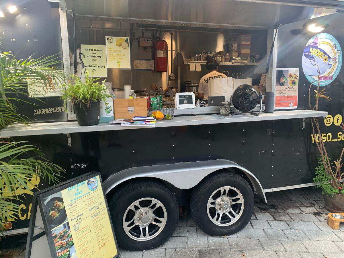 Yoso Sushi and Poke, uno de los negocios del Design District que estaba muy concurrido durante la semana del arte en Miami.