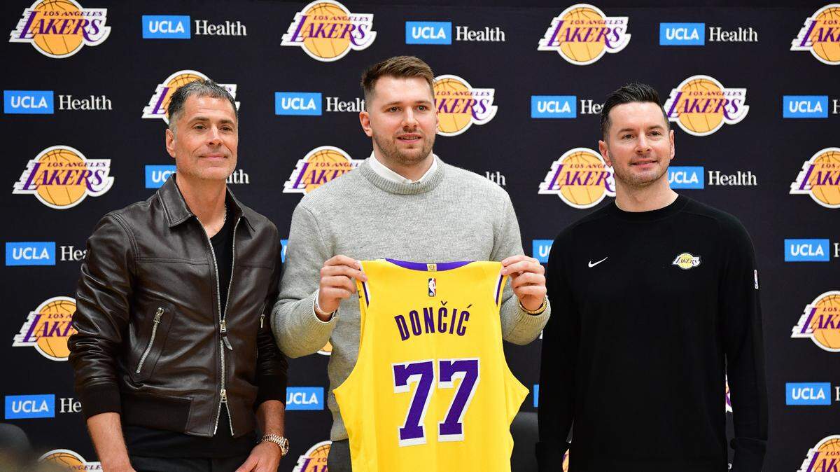 El astro esloveno Luka Doncic posa en su presentación como nuevo jugador de los Lakers, en una conferencia de prensa celebrada el 4 de febrero de 2025 en Los Angeles. A su izquierda el gerente general del equipo Rob Pelinka y el entrenador JJ Redick.