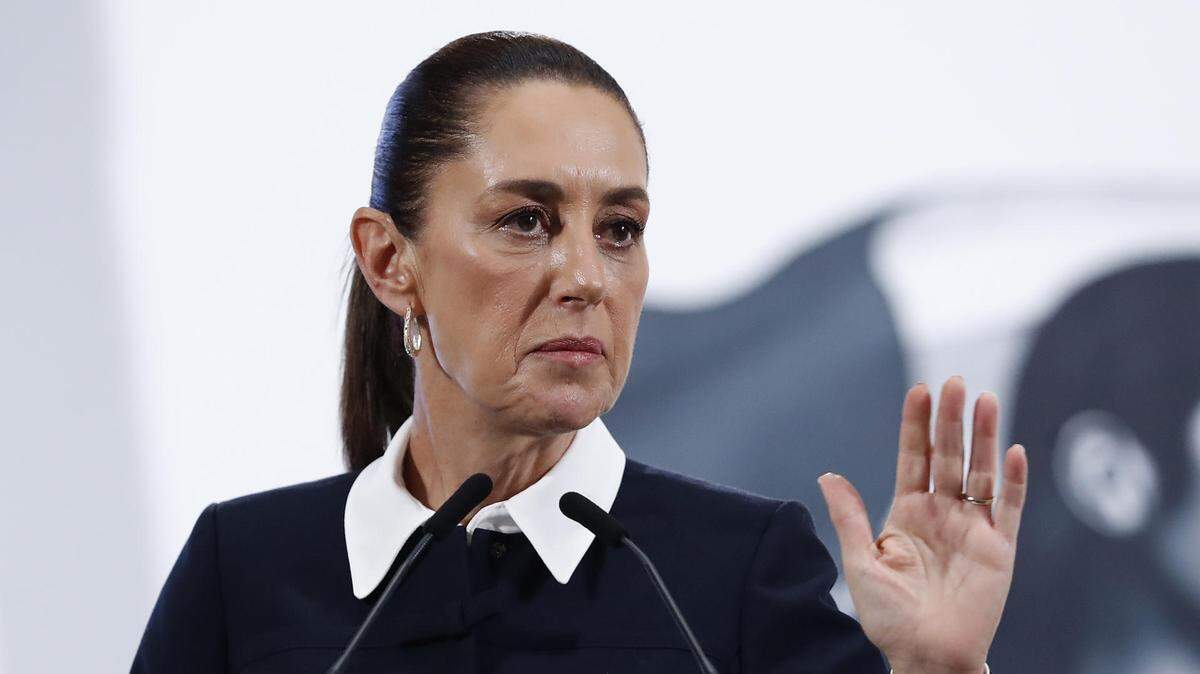 MEX4272. CIUDAD DE MÉXICO (MÉXICO), 04/06/2025.- La presidenta de México, Claudia Sheinbaum, participa este miércoles durante una rueda de prensa en Palacio Nacional de la Ciudad de México (México). Sheinbaum consideró que el aumento del 25 % al 50 % de aranceles al acero y aluminio por parte de Estados Unidos, que entró en vigor este miércoles, es una medida que "no tiene sustento legal", además de reiterar que es “injusta”, por lo que buscará llegar a un acuerdo con Washington. EFE/ Mario Guzmán