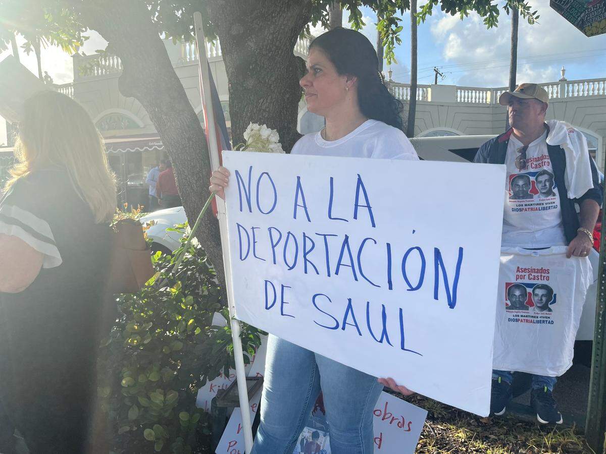 Cubanos protestan en el Versailles por orden de deportación a Ramón Saúl Sánchez