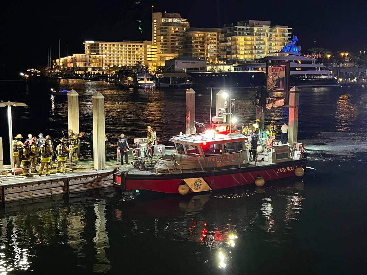 El equipo de Rescate de Bomberos de Fort Lauderdale respondió a la Marina de Lauderdale después de que una embarcación explotara el lunes 23 de diciembre de 2024. Pierre Taylor ptaylor@miamiherald.com