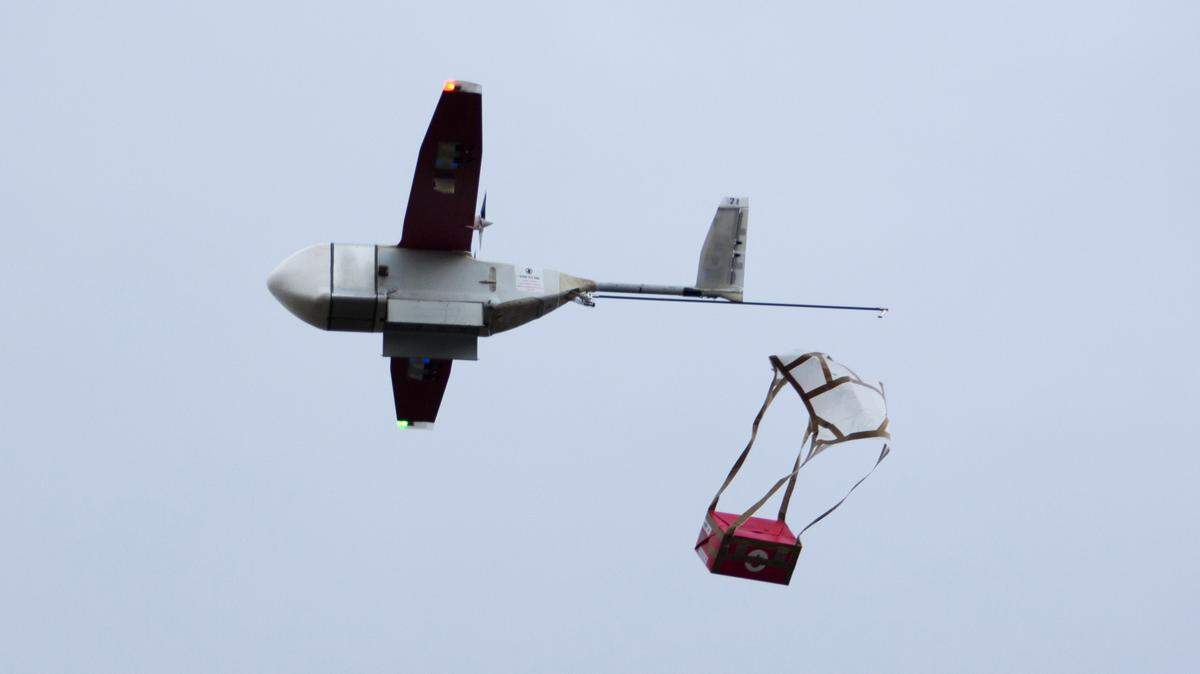 Un dron en Ghana en el momento de soltar en paracaídas su mercancía sanitaria.