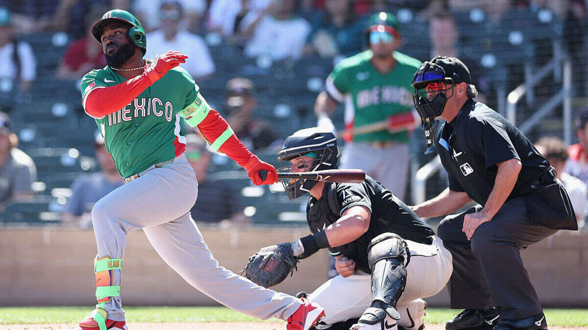 
El jardinero de México Randy Arozarena  batea contra los Diamondbacks de Arizona, en un partido de preparación rumbo al Clásico Mundial de Béisbol, celebrado el 3 de marzo de 2026 en Scottsdale, Arizona.
