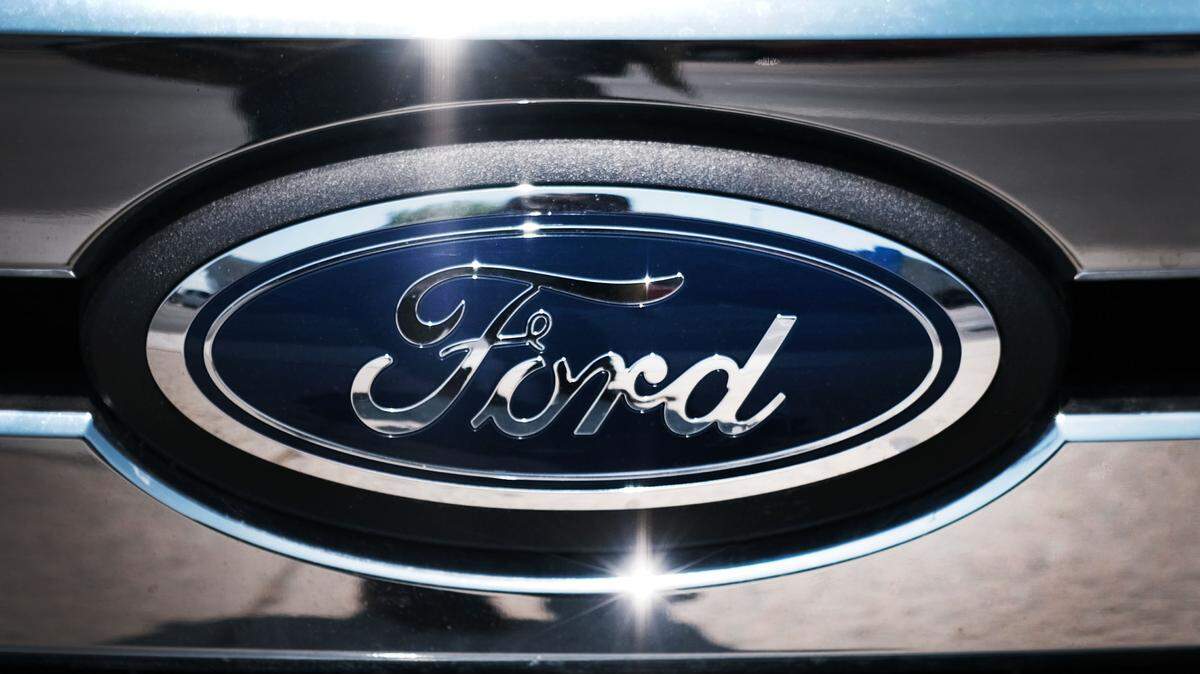 El logo de Ford un vehículo en un concesionario en EEUU. Foto de archivo.