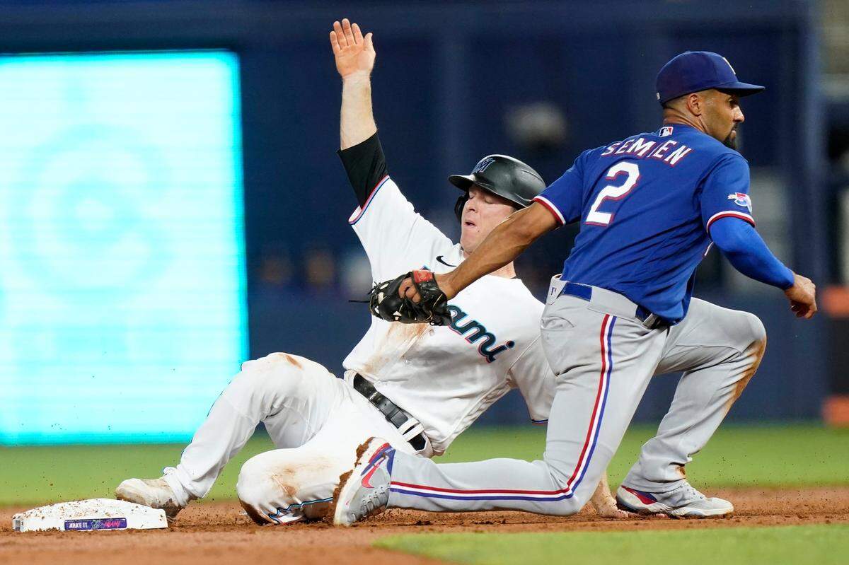 El torpedero de los Marlins Joey Wendle es puesto out en su intento de robo de la segunda base en el quinto inning del partido ante los Rangers de Texas, celebrado el 12 de septiembre de 2022 en Miami.
