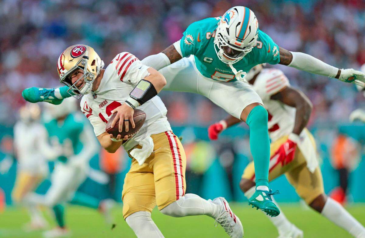 El cornerback de los Dolphins Jalen Ramsey salta en una jugada tratando de derribar al quarterback de los 49ers de San Francisco Brock Purdy, en el partido celebrado el 22 de diciembre de 2024 en el Hard Rock Stadium en Miami Gardens, Florida.