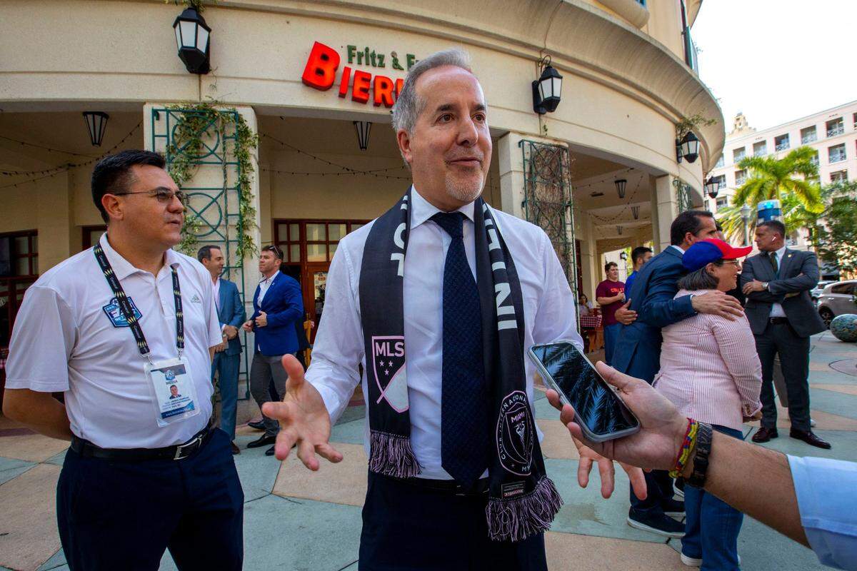 El propietario del Inter Miami Jorge Mas habla con la prensa tras el anuncio de Miami como sede de la Copa Mundial 2026, el 16 de junio de 2022 en el resturante Fritz & Franz Bierhaus en Coral Gables, Florida.