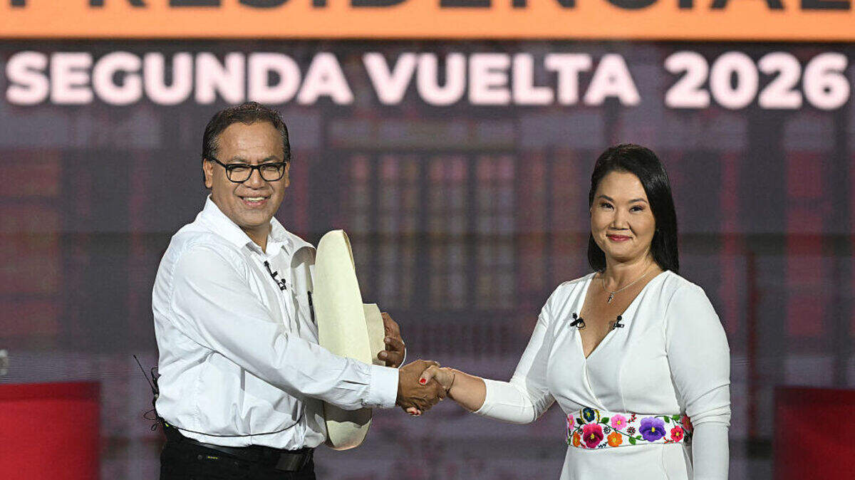 La derechista Keiko Fujimori mantiene una estrecha ventaja de 0.006 %, equivalente a 1,207 votos, sobre el izquierdista Roberto Sánchez cuando se ha contado el 98,254 % de las actas de la segunda vuelta de las elecciones presidenciales de Perú.