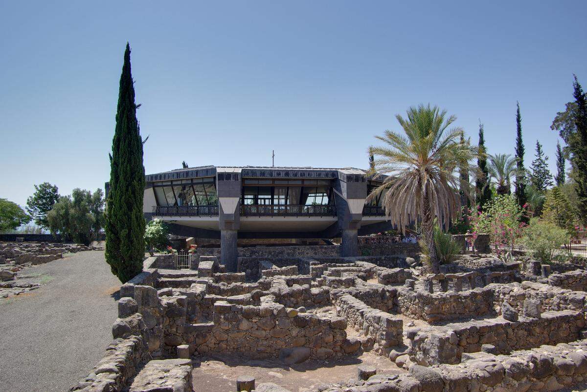 Iglesia de San Pedro, en Cafarnaún, Israel, es un templo de peregrinación dedicado a San Pedro y está considerado por algunos especialistas, como la primera iglesia católica del mundo.