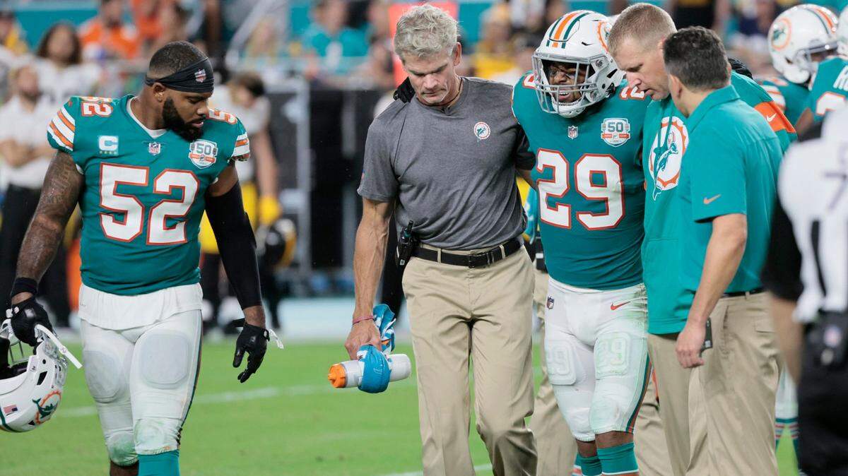 El safety titular Brandon Jones (#29) sufrió una lesión en el ligamento cruzado anterior en el partido del pasado domingo ante los Steelers de Pittsburgh que puso fin a su temporada con los Dolphins, anunció el miércoles el entrenador Mike McDaniel