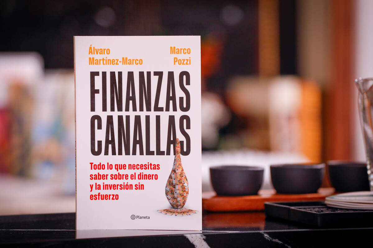 Dos especialistas, uno de la generación del 75, Marco Pozzi; y otro del año 2000, Álvaro Martínez Marco, se juntaron con amigos, con familiares, con gente normal e idearon una especie de guía de finanzas para el inversor y consumidor no experto.