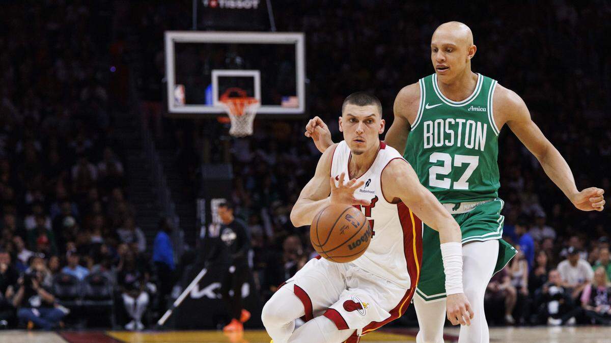 El escolta del Heat Tyler Herro (izq.) conduce la pelota ante la marca de Jordan Walsh, de los Celtics de Boston, en el partido celebrado el 1ro de abril de 2026 en Miami. 