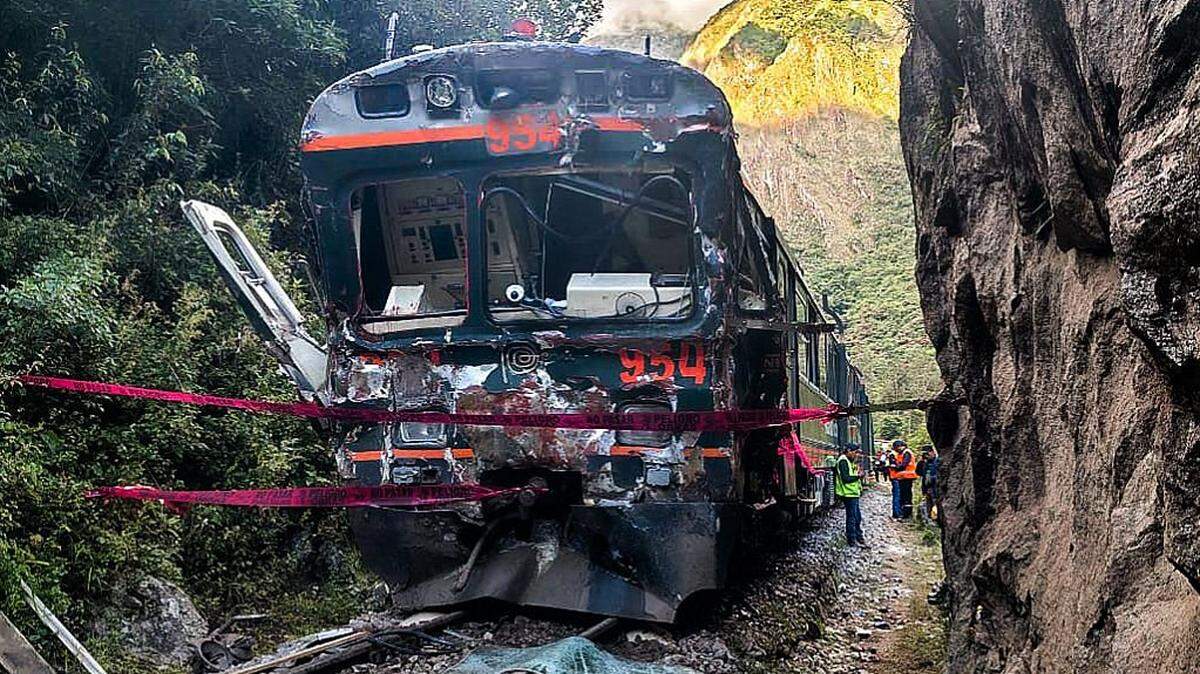 Vista de uno de los dos trenes implicados en una colisión frontal en la ruta entre Machu Picchu y Ollantaytambo en el departamento de Cusco, Perú, el 30 de diciembre de 2025. 