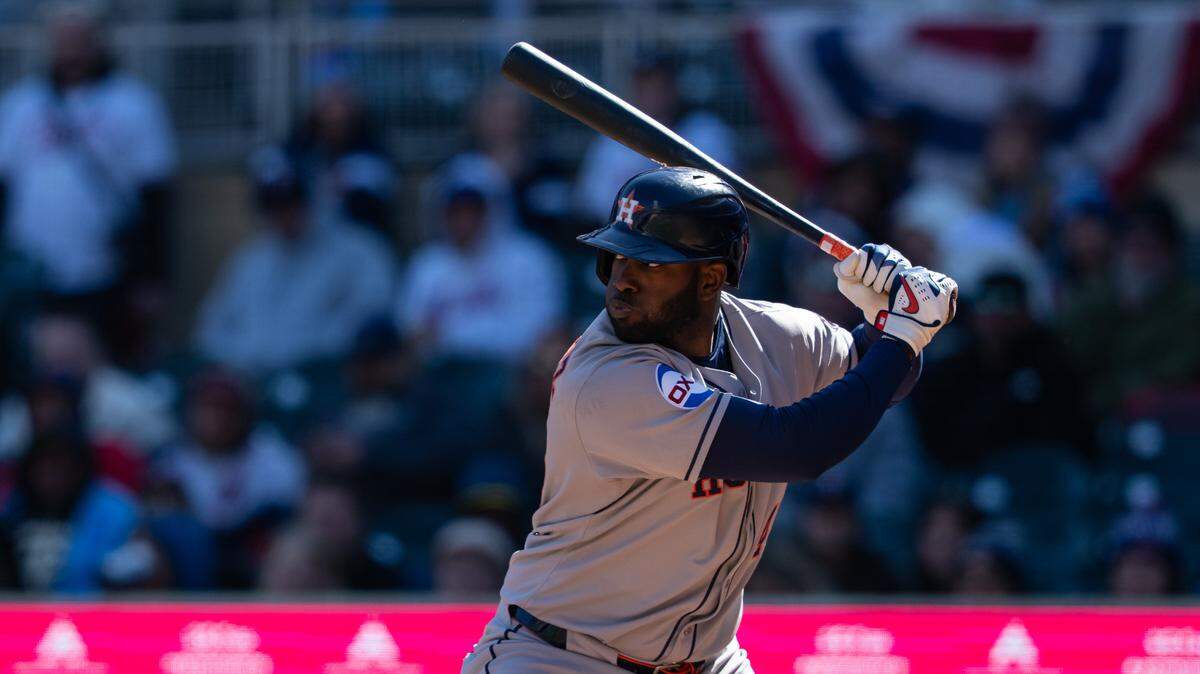 El pelotero cubano de los Astros de Houston Yordan Álvarez batea en el séptimo inning del partido ante los Mellizos, celebrado el 5 de abril de 2025 en Minnesota.
