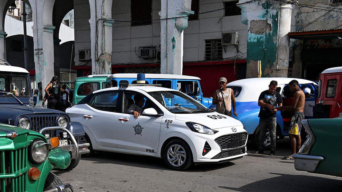 Foto de archivo de una patrulla policial que vigila una calle durante el cuarto aniversario de las historias protestas contra el gobierno, en La Habana, el 11 de julio de 2025.