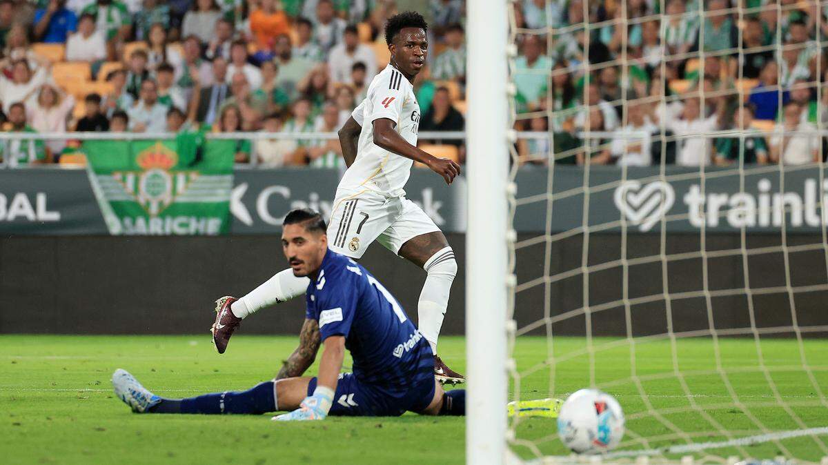 Vinicius Junior, del Real Madrid, anota el primer gol de su equipo durante el partido de LaLiga EA Sports entre el Real Betis Balompié y el Real Madrid CF en el Estadio La Cartuja, el 24 de abril de 2026, en Sevilla, España.