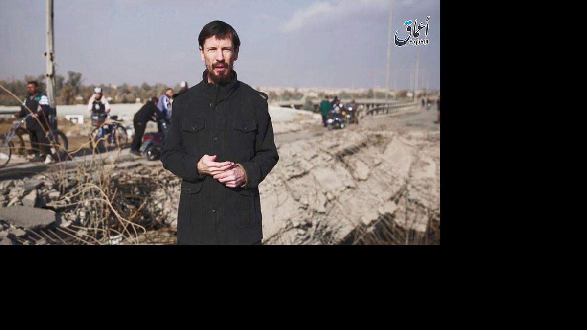 Una captura de imagen tomada de un video de propaganda lanzado el 7 de diciembre de 2016 por Amaq News Agency, un canal de Youtube que publica videos bajo el control del grupo ISIS, muestra a John Cantlie, un periodista británico secuestrado en Siria hace cuatro años, hablando al Cámara en la ciudad iraquí de Mosul. AFP
