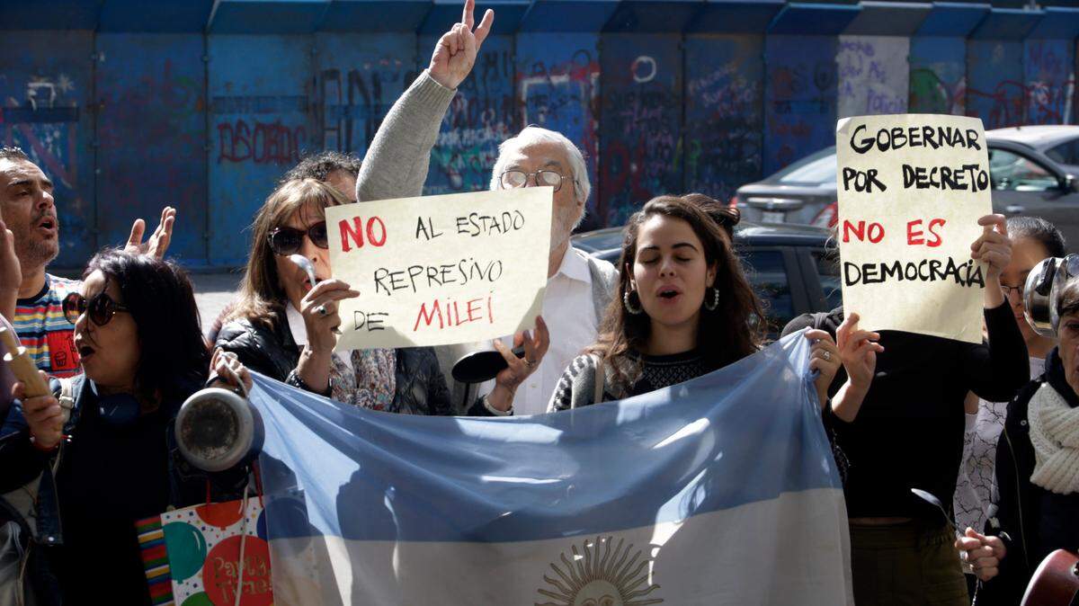 Decenas de argentinos protestan contra el gobierno de Javier Milei frente al Consulado de Argentina en Ciudad de México, el 22 de diciembre de 2023.