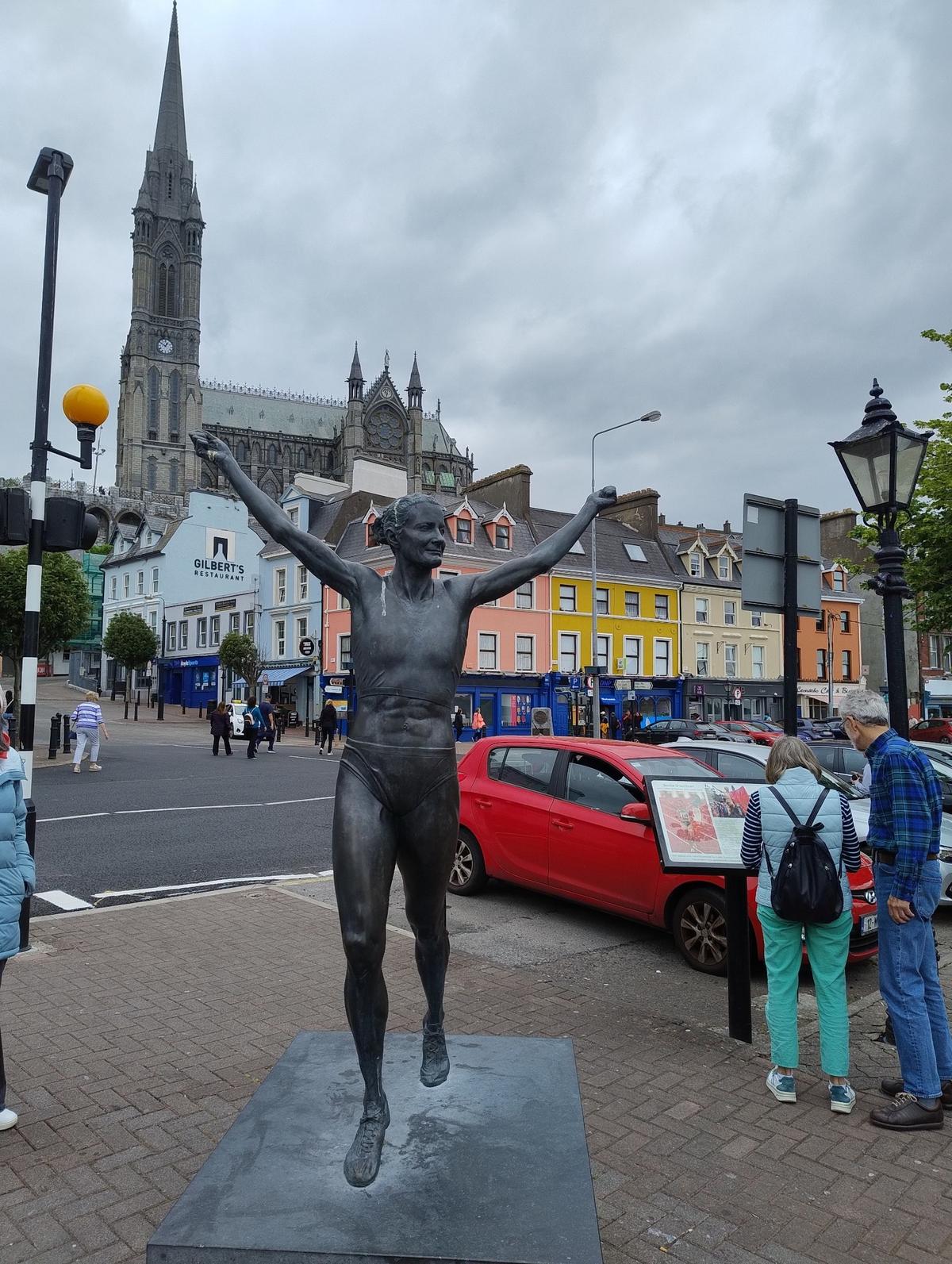 La estatua de Sonia O’Sullivan en su ciudad natal de Cobh, Irlanda. Se inauguró en su ciudad natal, en septiembre de 2015, para honrar sus logros como atleta de renombre mundial, según The Irish Times.