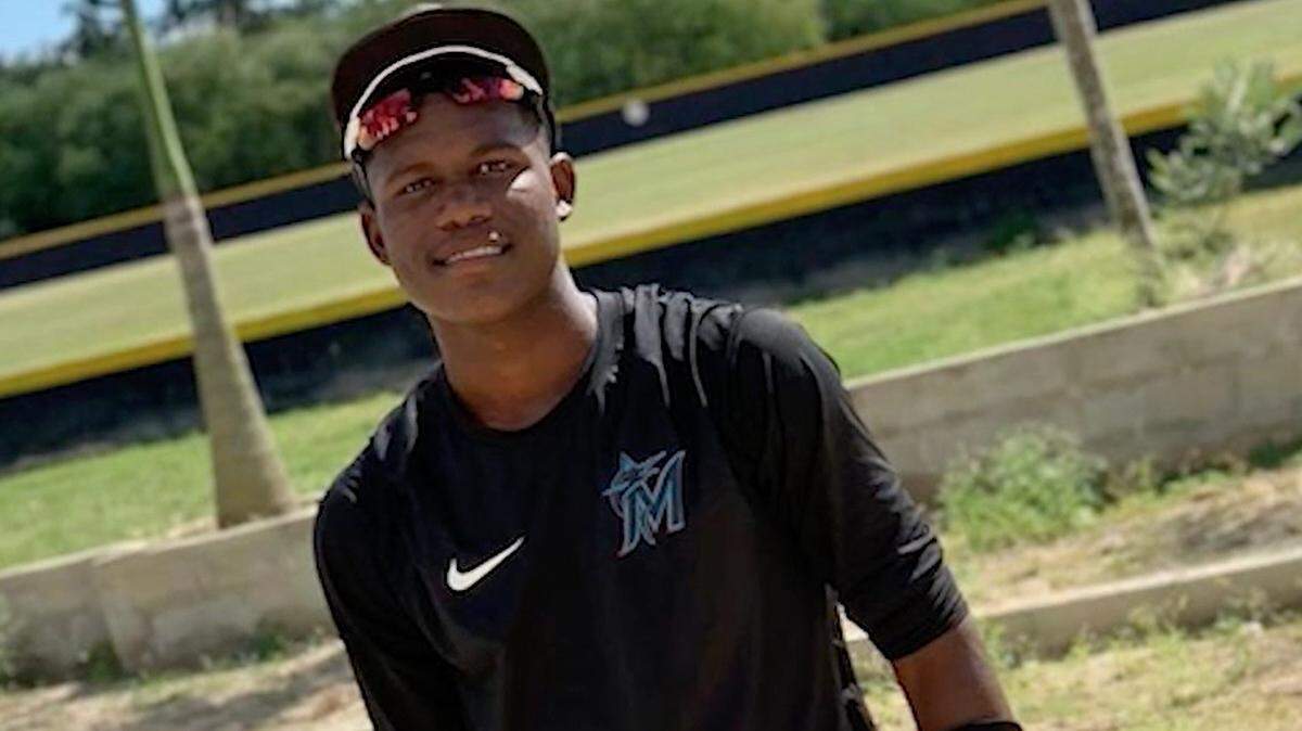 Miami no perdió tiempo firmando a su principal objetivo en el mercado de agentes libres, el dominicano Yoffri Solano, quien recibió un bono por firmar de $750,000.