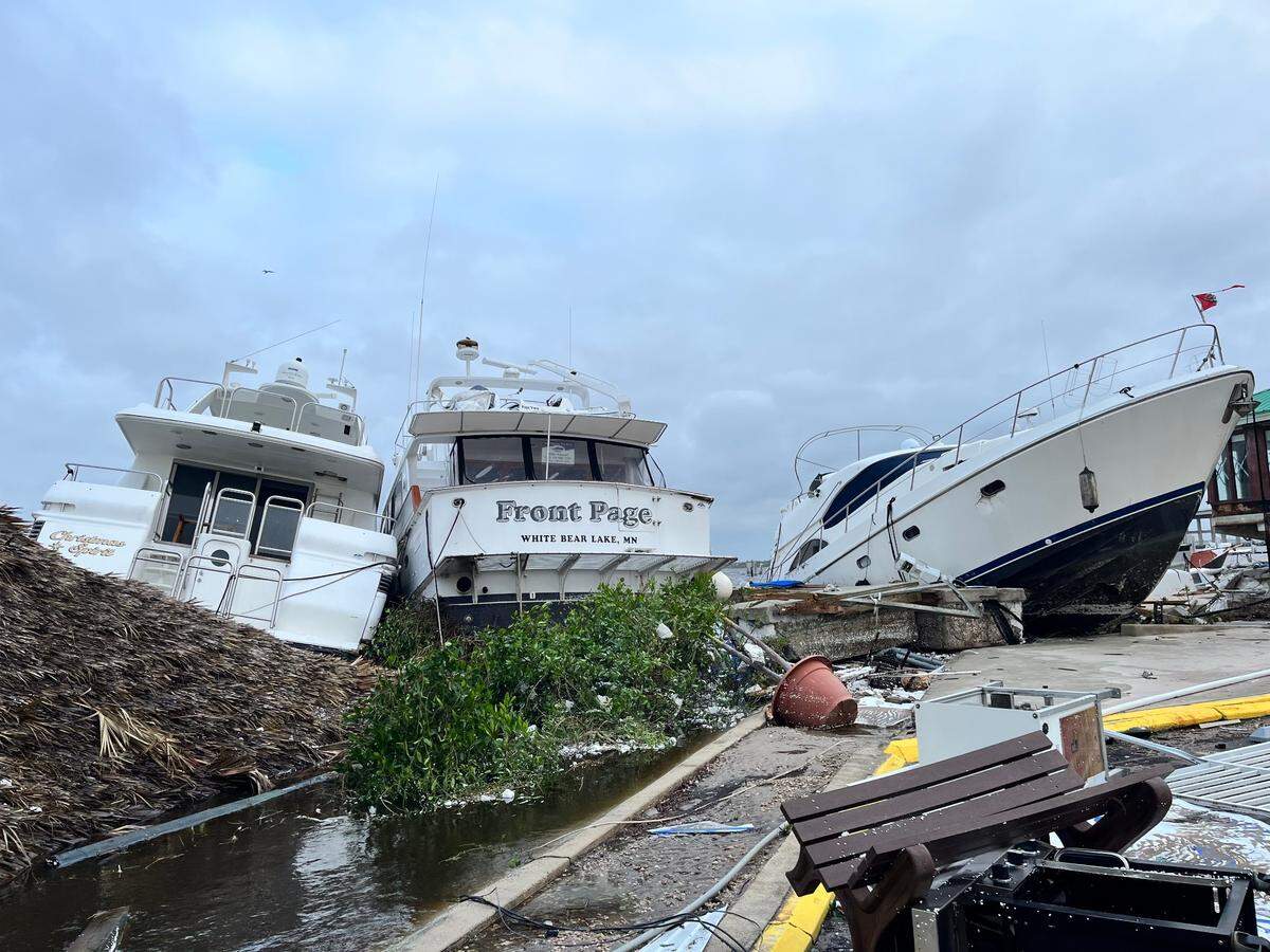 Botes destrozados en el centro de Fort Myers un día después de que el huracán Ian tocara tierra en la costa del golfo de Florida el 28 de septiembre de 2022.