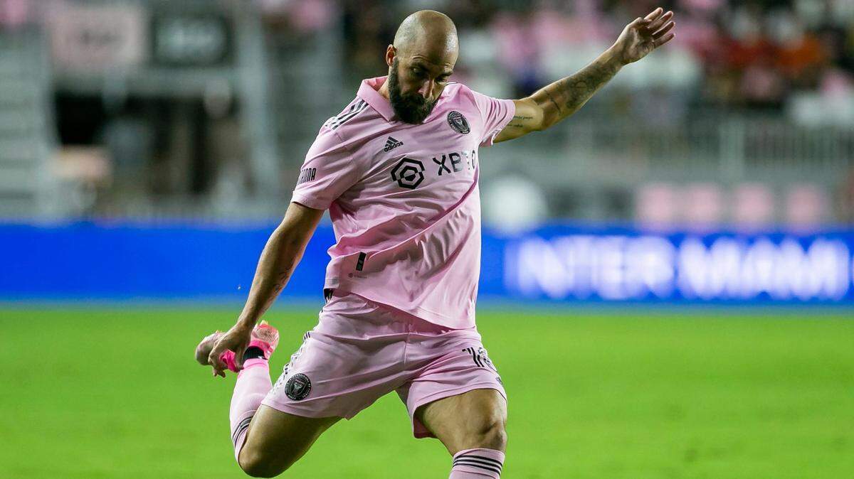 El delantero de Inter Miami Gonzalo Higuaín (10) dispara a portería contra Philadelphia Union durante la segunda mitad de su partido de la MLS en el DRV PNK Stadium el miércoles 13 de julio de 2022 en Fort Lauderdale, Florida.