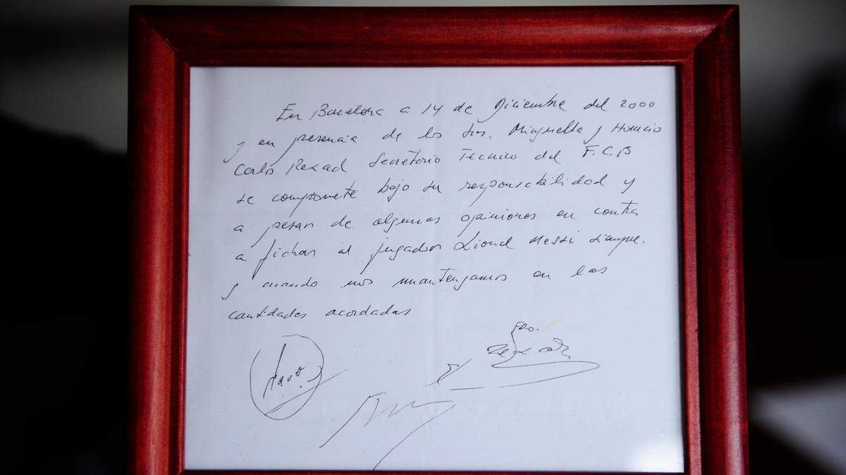 La servilleta sobre la que se escribió la promesa del FC Barcelona de contratar por primera vez al jugador argentino Lionel Messi será subastada en línea entre el 18 y el 27 de marzo por la casa londinense Bonhams, con un precio de salida de 300,000 libras (348,000 euros).