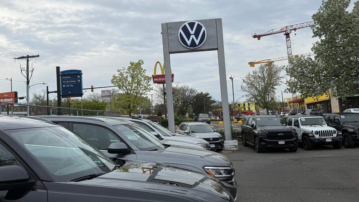 El costo de los autos extranjeros, que representa 43% de las ventas en Estados Unidos, aumentará debido a los aranceles del presidente Donald Trump. En la foto, un concesionario Volkswagen en Arlington, Virginia.