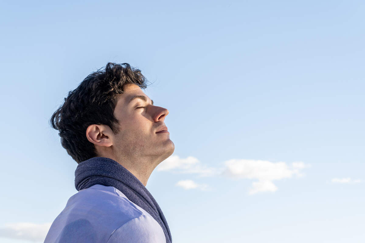 Las técnicas de respiración lenta se basan en inhalar y exhalar por la nariz, de una forma lenta y profunda, efectuando menos de diez respiraciones por minuto. 