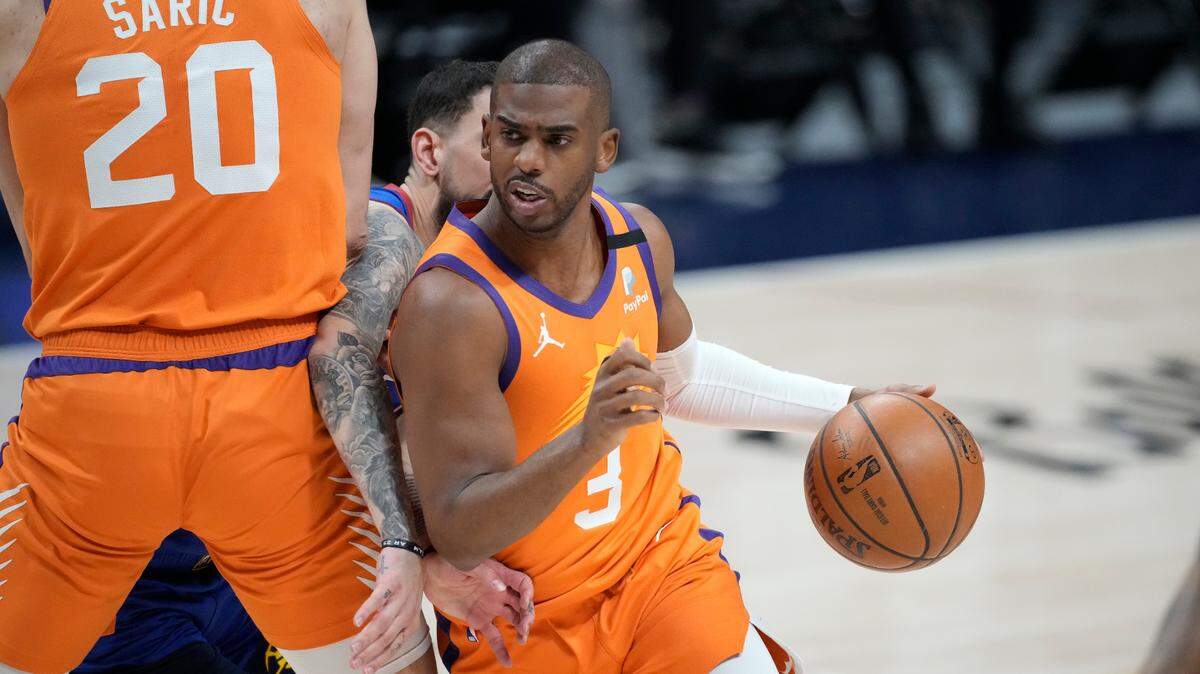 En foto de 11 de junio del 2021, el base de los Suns de Phoenix Chris Paul en el juego 3 de las semifinales de la Conferencia Oeste ante los Nuggets de Denver.